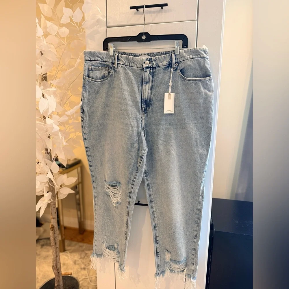 NWT Good American Beachy Distressed hi-Rise Curvy Jeans